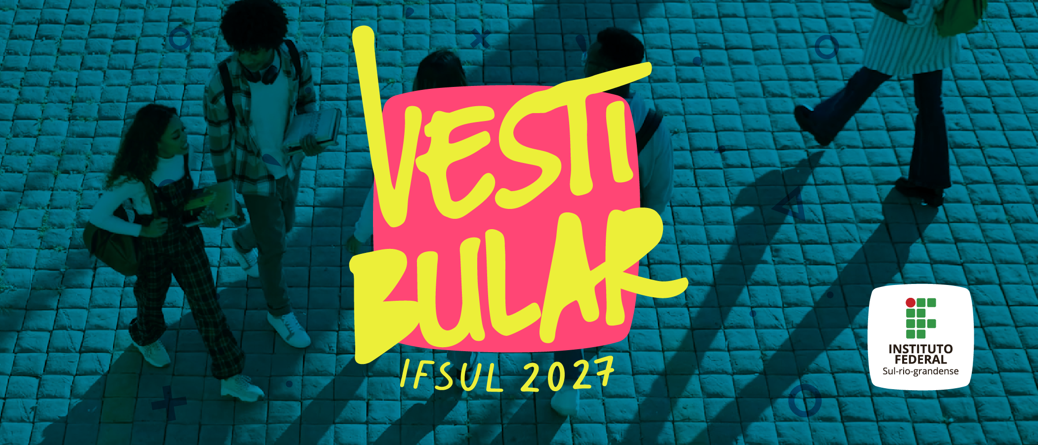 Estudantes no Câmpus Passo Fundo com a identidade Vestibular IFSul 2027 e a marca do Instituto Federal